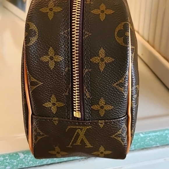 Louie Vuitton Toiletry Travel bag 25 - Picture 3 of 11